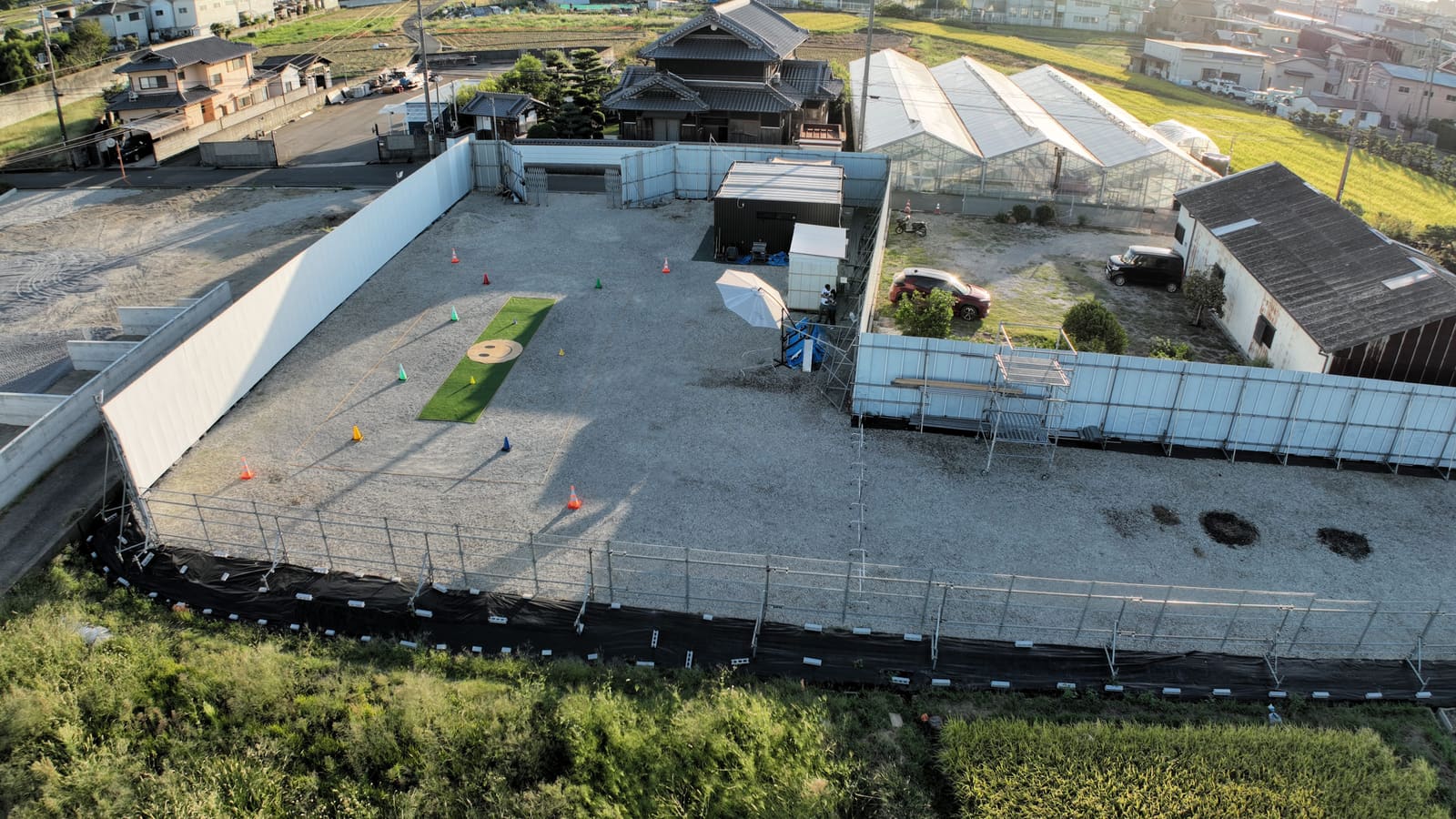 室内ラボでドローンの機体チェックを行う受講生とインストラクター